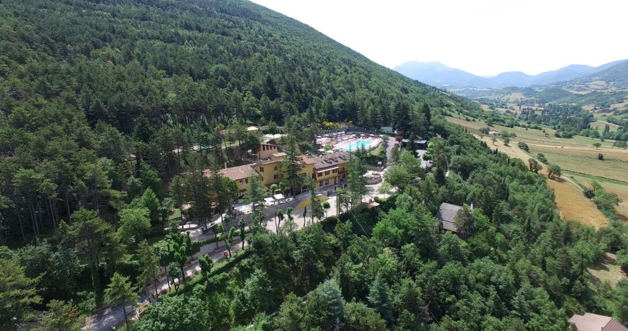 Hotel Pineta Ristorante Country House In Fabriano Campodonico  Exteriör bild