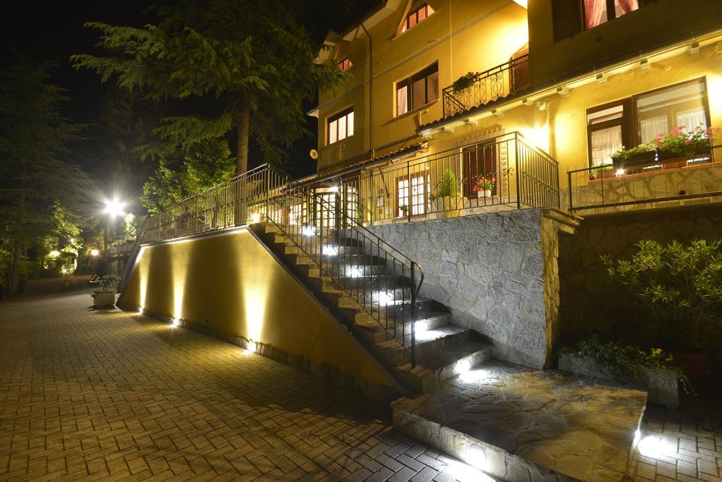 Hotel Pineta Ristorante Country House In Fabriano Campodonico  Exteriör bild