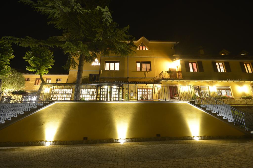 Hotel Pineta Ristorante Country House In Fabriano Campodonico  Exteriör bild