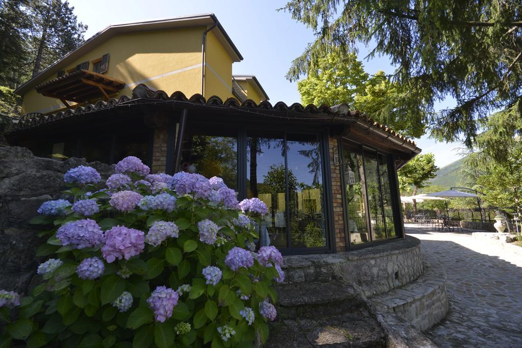 Hotel Pineta Ristorante Country House In Fabriano Campodonico  Exteriör bild