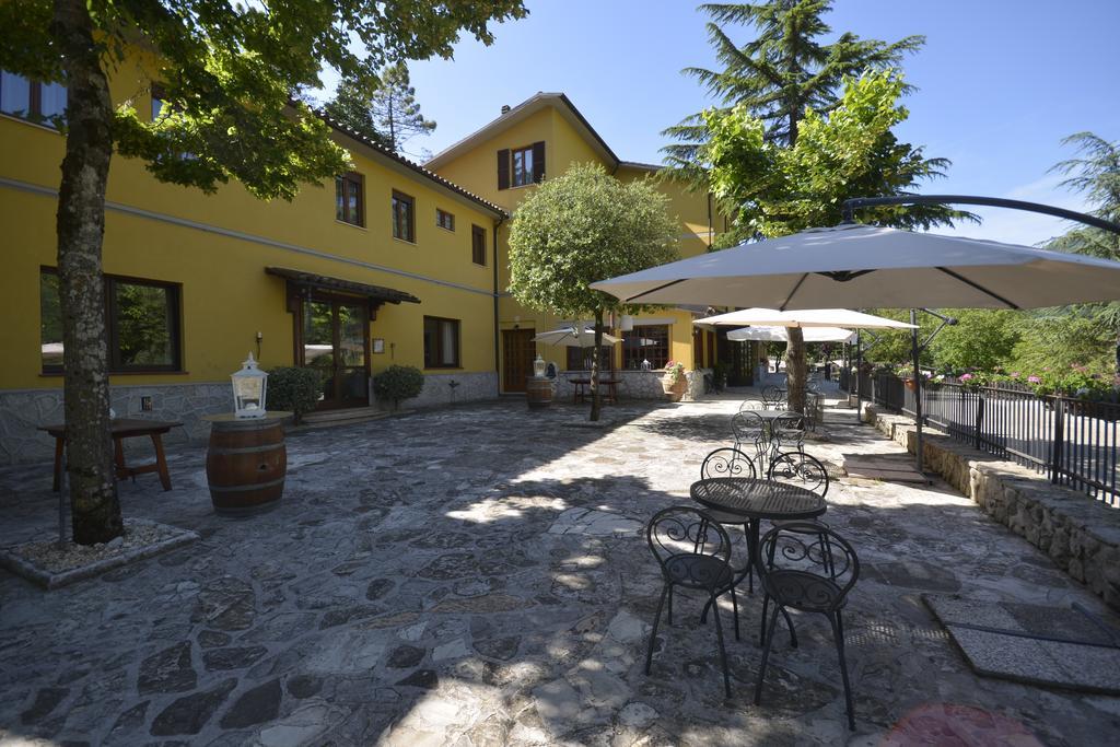 Hotel Pineta Ristorante Country House In Fabriano Campodonico  Exteriör bild
