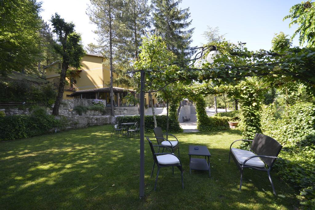 Hotel Pineta Ristorante Country House In Fabriano Campodonico  Exteriör bild